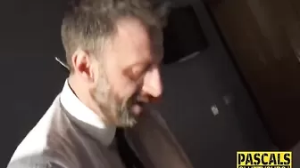 Деловой мужчина сношает блондинку