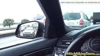 Пока автомобиль в пробке, можно заняться анальным сексом с девушкой