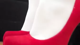 Рыжая медсестра в униформе позирует в легком эротическом соло без обнаженки