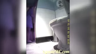 Скрытая камера в общественном толчке покажет попки и киски посетительниц заведения