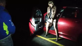 Проститутка под ночным небом у тачки танцует стриптиз и мастурбирует клитор