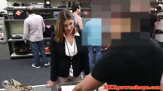 Замужняя баба трахается с сотрудником ломбарда за деньги