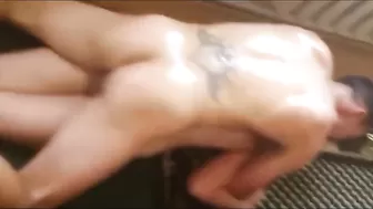 Жестко ебет в анал сопротивляющуюся русскую потаскуху