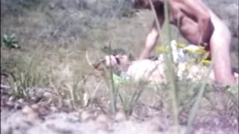 Зрелая супружеская пара занимается сексом на пляже