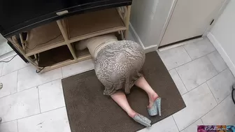 Возбужденный парень трахнул застрявшую мамашу в пизду и кончил в рот