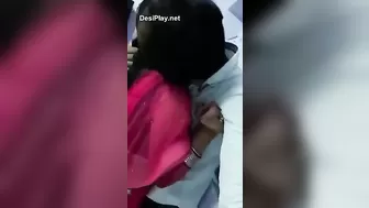 Молодая мусульманка в пестром наряде отсасывает пенис парня