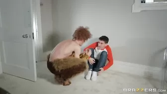 Демон помог пацану трахнуть грудастую мачеху на день рождение