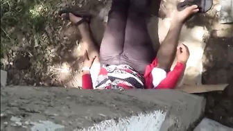 Снял мусульманскую толстушку и стал ей мастурбировать киску через штаны