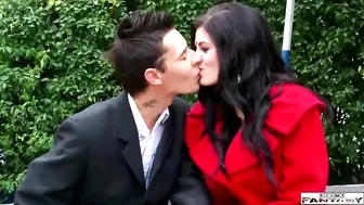 Трахает в пизду сексуальную молодку в душевой кабине