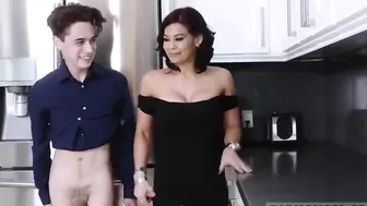 Трахает подругу девушки покамисть та спит рядом на диване