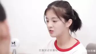 Азиатка пришла к другу и застала его за мастурбацией