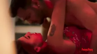 Сочная мулатка нашла себе ебыря и кончала от секса на столе