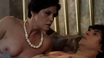 Темноволосая аристократка соблазнила молодого пасынка чтобы кончить на крепком члене