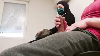 Мусульманка усердно дрочит член незнакомого мужчины в больнице