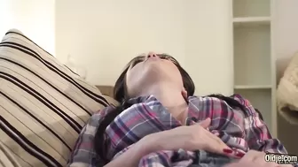 Молодая брюнетка с большими дойками страстно жарится в гладенькую киску со своим дедком