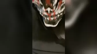 Темнокожий парень в уродской маске трахает свою подругу в пизденку и снимает на камеру