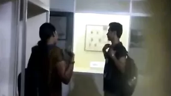 Индийские студенты внезапно поцеловалось