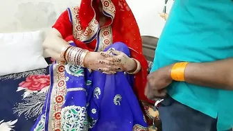 Индийская жена в яркой одежде ласкает хуй мужа и дает в пизду