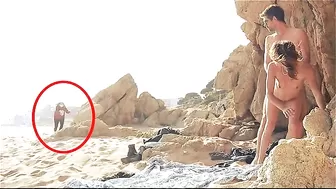 Пара молодых влюбленных занялись жаркой еблей в сочную пилотку на берегу моря